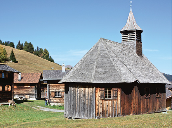 Una tappa del «Walserweg Graubünden» conduce gli escursionisti verso Obermutten, con la sua chiesa in legno di larice.<br />
