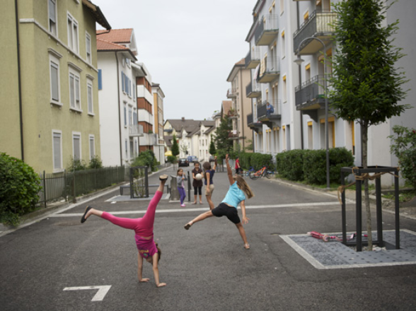 Die Gerenstrasse als neuer Begegnungsort im Quartier, Foto: Fabian Biasio.