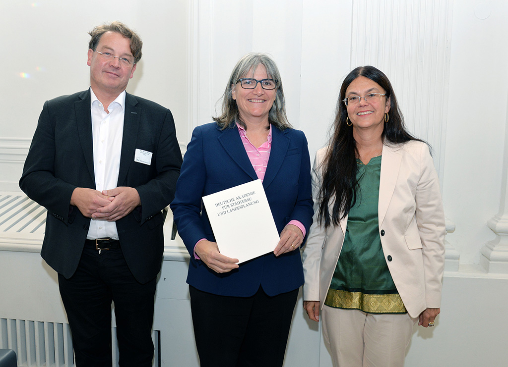 Foto von Elisabeth Merk, Präsidentin DASL, Maria Lezzi, Direktorin des ARE und Paul Heinrich Börsch, Vizepräsident DASL.