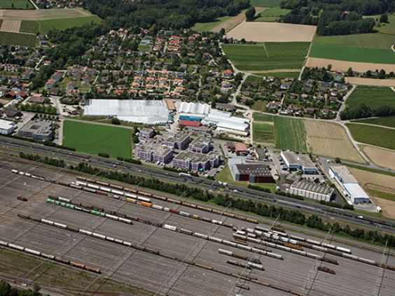 Bild: Südlich von Lonay befinden sich verschiedene Gewerbebetriebe in unmittelbarer Nähe der Infrastrukturen.