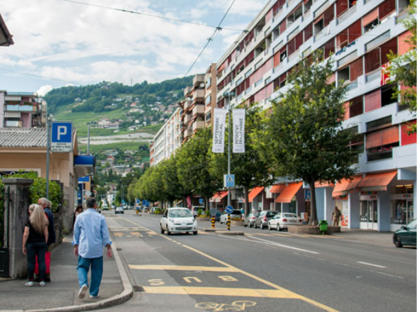 Route de quartier et immeubles d’habitation dans le quartier de Plan-Dessous, photo : Fabian Biasio.