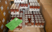 3 : La Gebana commercialise également des produits d’origine européenne, comme ici des bouteilles de purée de tomates en provenance de Sicile, achetées à un prix équitable dans des fermes pratiquant l’agriculture biologique.