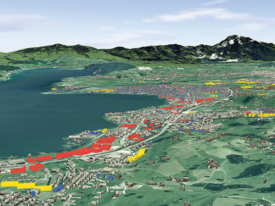 Possibile edificazione di superfici di riserva nel Cantone di Svitto (in rosso, sviluppo verso l’interno; in blu, vuoti edificatori; in giallo, riserve esterne).