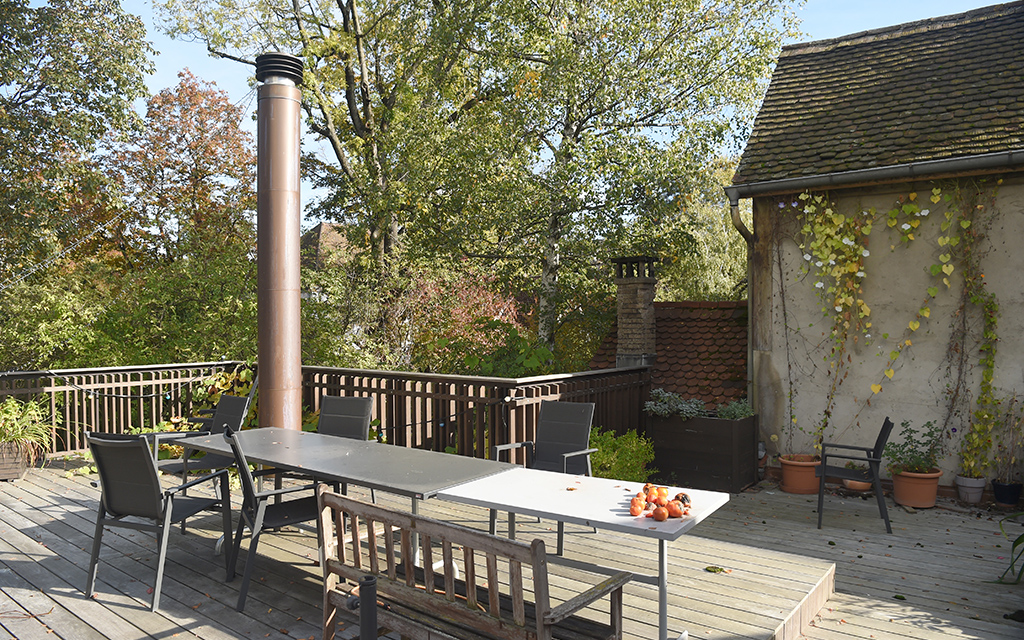 Der moderne Anbau bietet Komfort, im Sommer nutzt die Familie die Dachterrasse täglich.