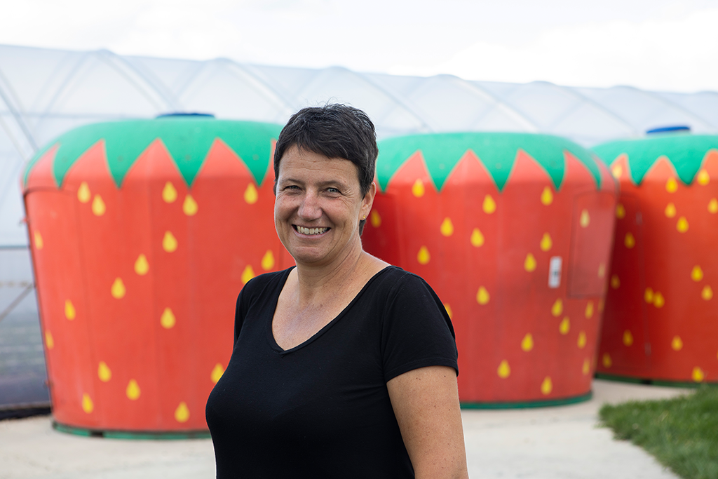 1. À l’apogée de la saison des fraises, les membres de l’équipe de Barbara Schwab Züger parcourent toute la région avec leurs stands de vente mobiles.
