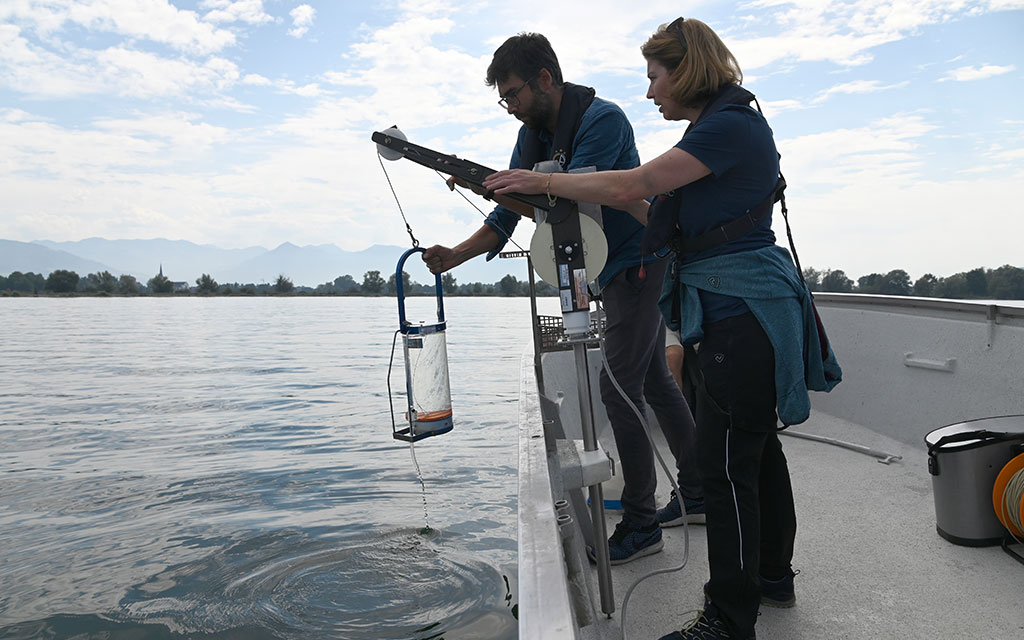 2 : Les biologistes Alexander Dürregger et Lucia Walser, tous deux collaborateurs de l’Institut de l’environnement de Bregenz, sortent une fois par mois sur le lac pour relever des données. 
